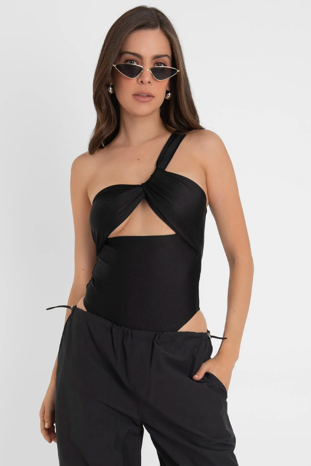 Body de tirante diagonal escote con nudo