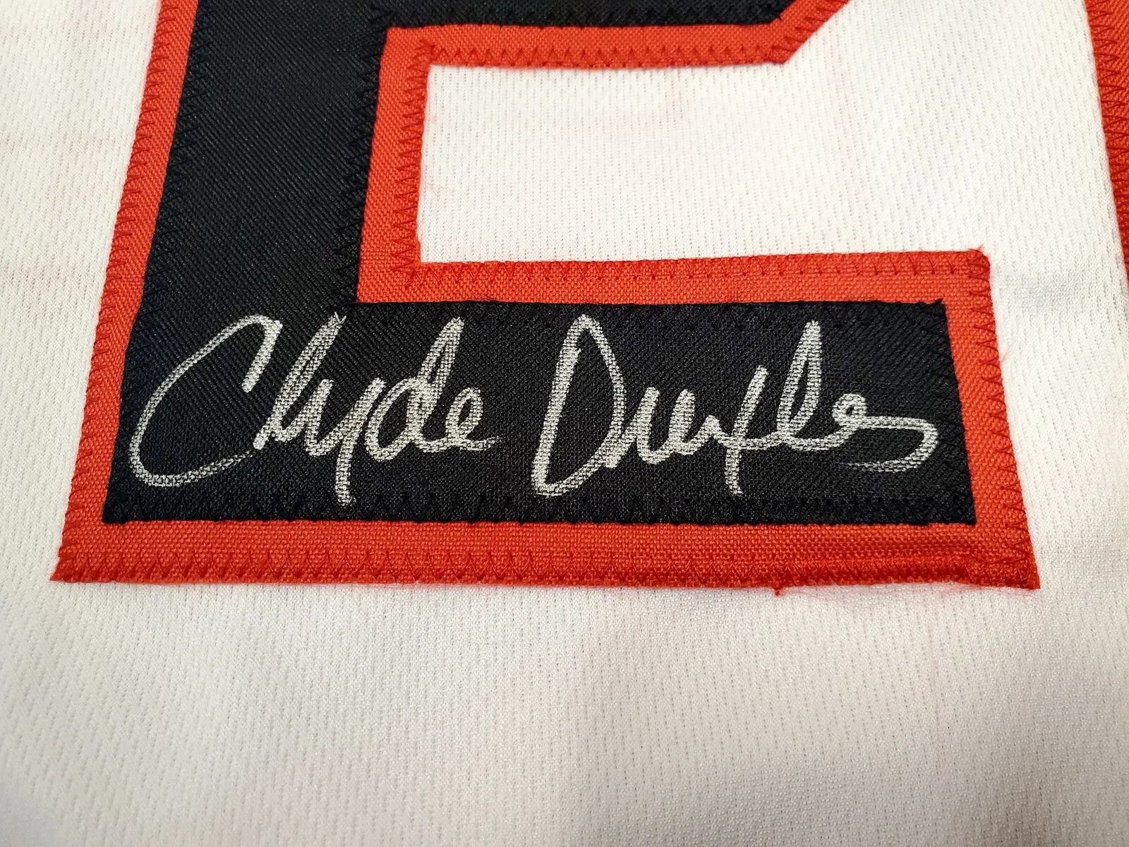 PORTLAND TRAIL BLAZERS CLYDE DREXLER AUTOGRAPHED WHITE JERSEY JSA STOCK #197005