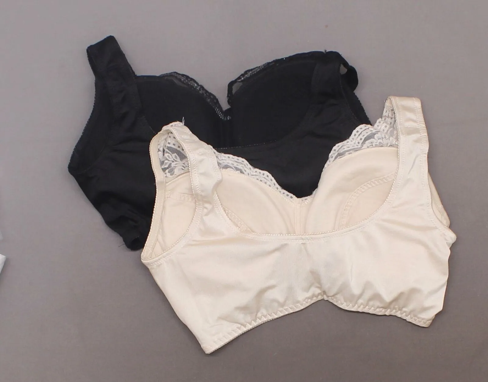 Rhonda Shear 2 Pack Pinup Bras With Removable Pads Black/ Nude Large