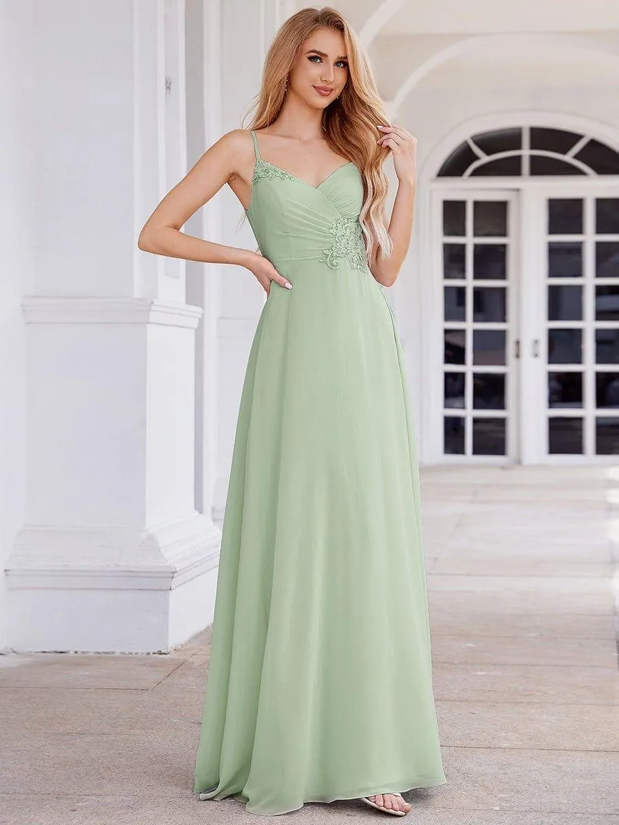 Robe de demoiselle d'honneur chic plissée à col en V et sans manches à la taille appliquée