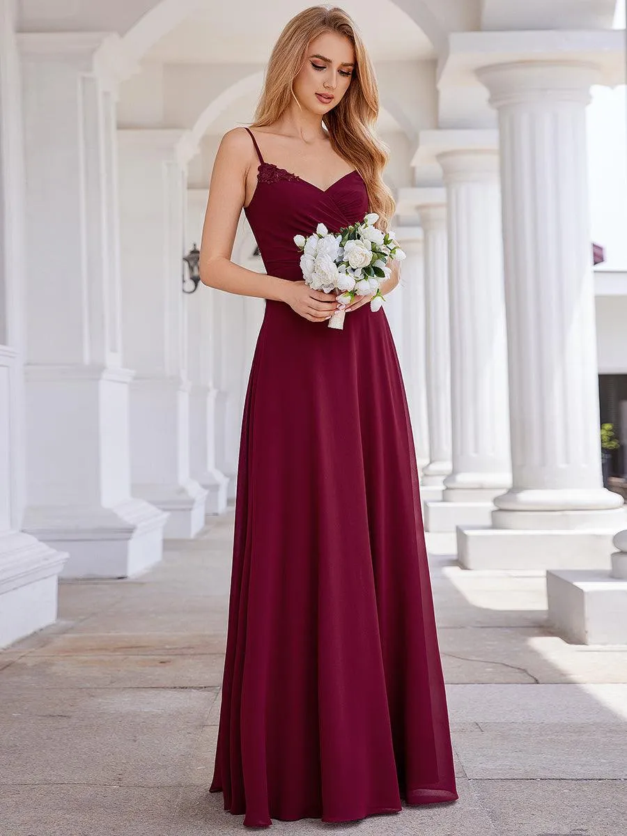 Robe de demoiselle d'honneur chic plissée à col en V et sans manches à la taille appliquée
