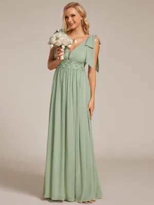 Robe longue de demoiselle d'honneur à taille empire avec nœud sur les épaules