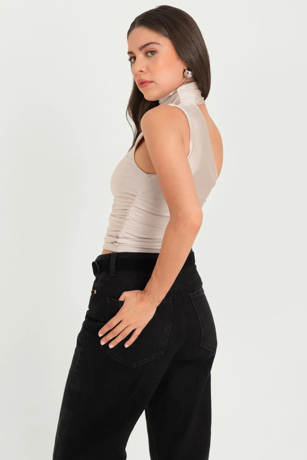 Top satinado asimétrico con plisados choker