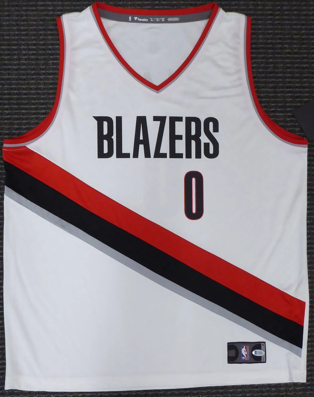 Trail Blazers Damian Lillard Autographed White Fanatics Jersey XL Beckett Z54921